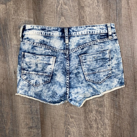 Acid washed Jean shorts - Picture 2 of 3